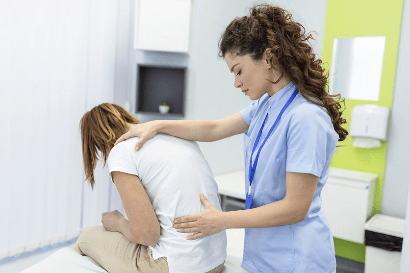 Untuk mendiagnosis nyeri punggung di daerah pinggang, dokter akan melakukan pemeriksaan fisik. 