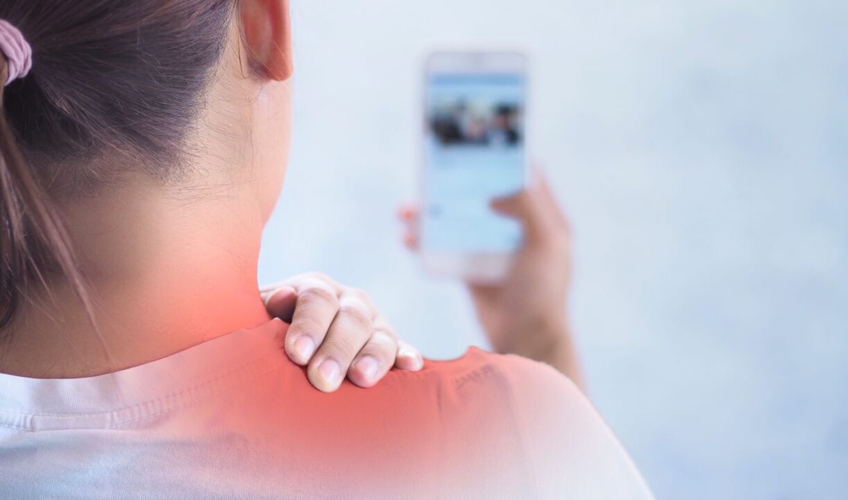Paling sering, leher sakit karena postur tubuh yang salah, misalnya jika seseorang menggunakan smartphone dalam waktu lama