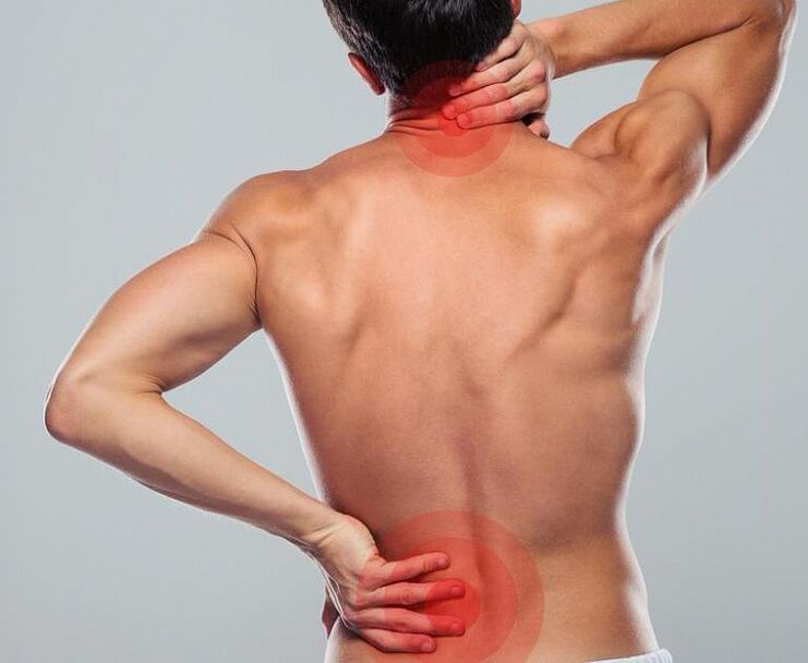 Seorang pria memiliki osteochondrosis tulang belakang